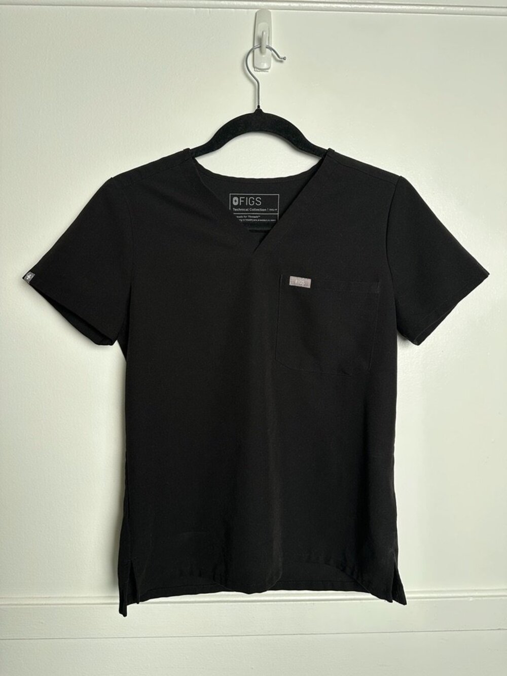 FIGS Technical Collection One-Pocket V-Neck Scrub Top Black XXS